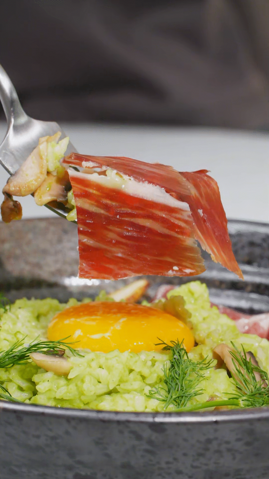 沿著碗邊依次放上：巴瑪火腿、玉米筍、蒔蘿