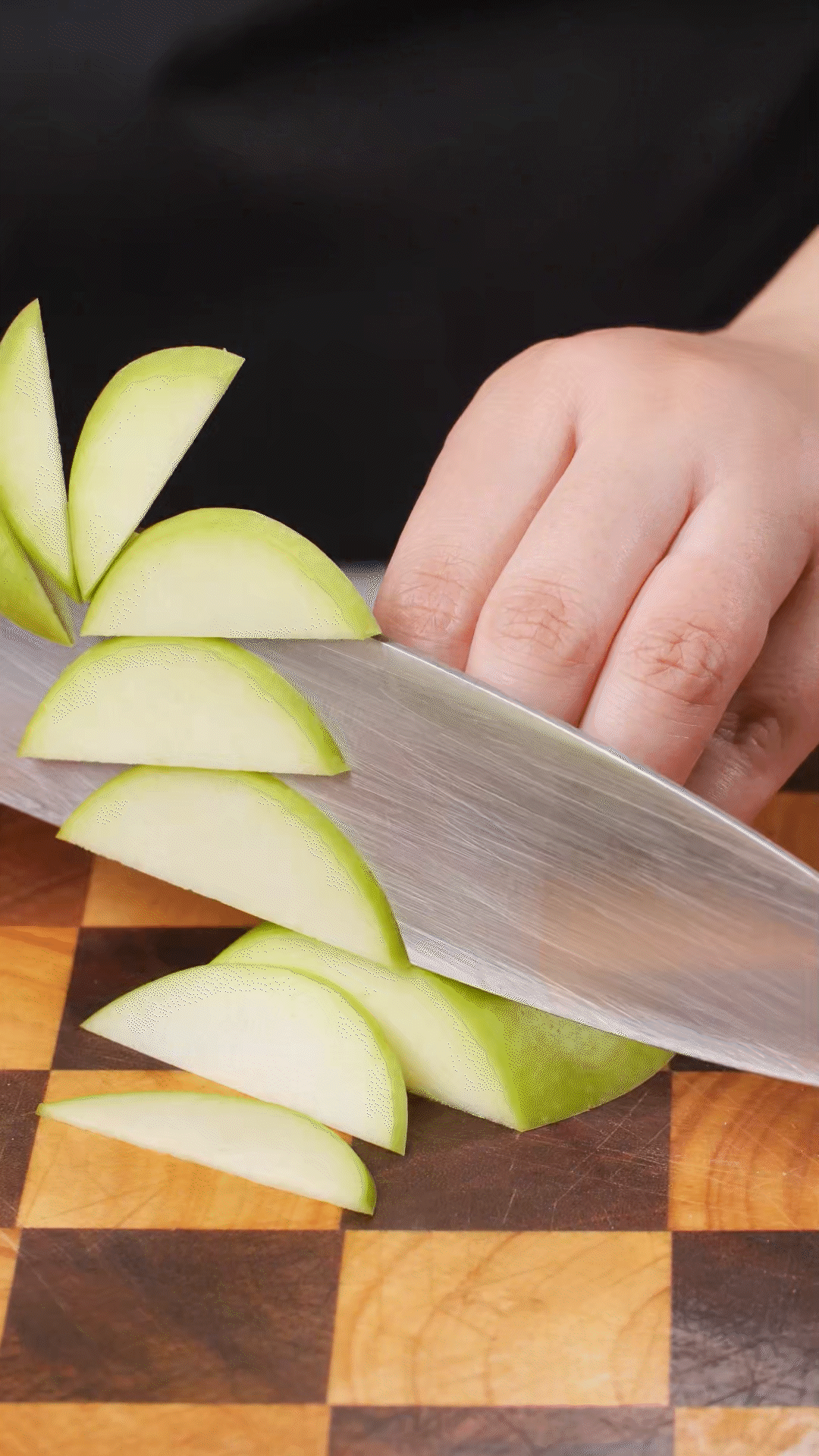 蘋果、梨子洗凈改刀
