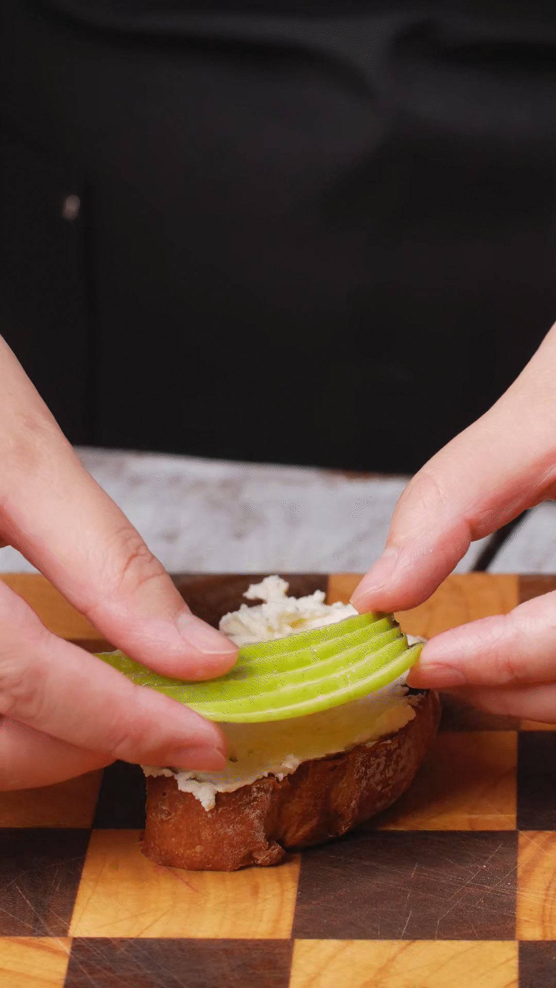 歐包抹上奶酪依次放上：蘋果、梨、藍莓
