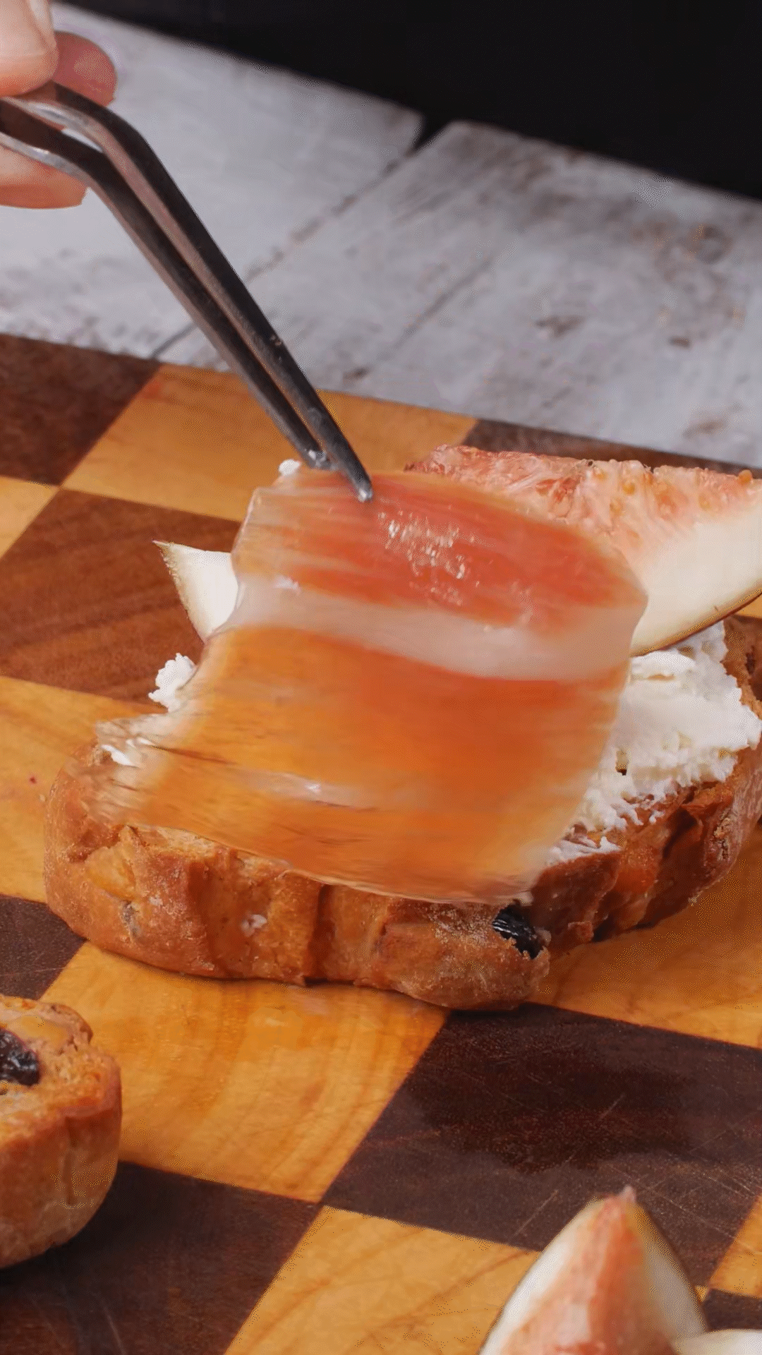 歐包抹上奶酪，放上無花果
