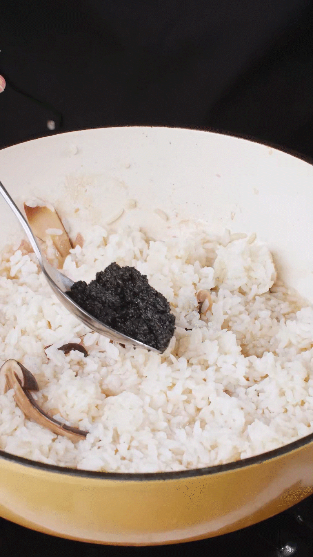 底油放入洋蔥爆香后加入黑皮雞樅菇、口蘑，用白葡萄酒增鮮
