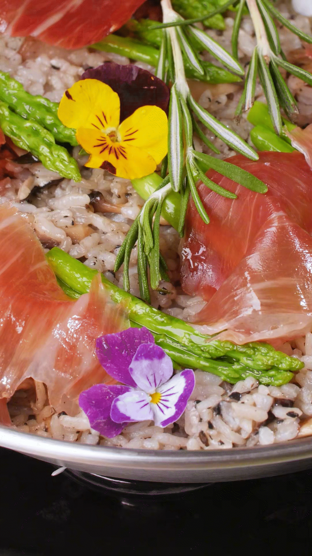 放入預(yù)先煮好的米飯和一碗去油的雞湯，和黑松露醬攪拌均勻
