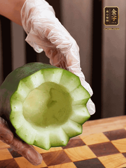 將小冬瓜洗凈，頂端切開去瓜瓤，改刀切口呈鋸齒狀