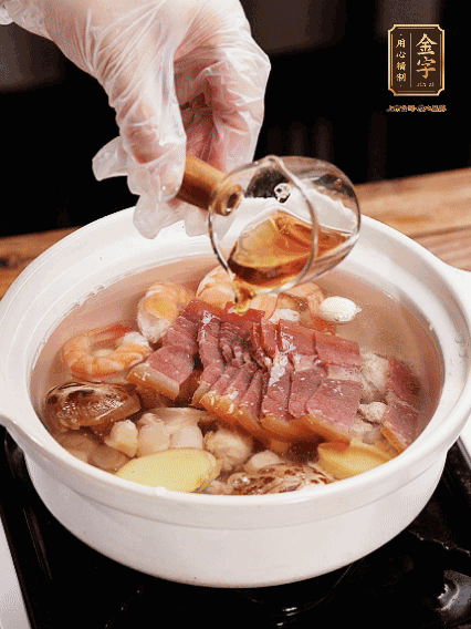 7種食材+帶皮冬瓜塊用砂鍋/電飯煲煮湯功能煮熟，少許鹽、花雕調(diào)味