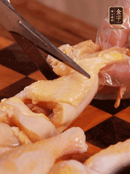 土雞處理干凈，切成大塊，加蔥姜、花雕酒、鹽腌制10分鐘