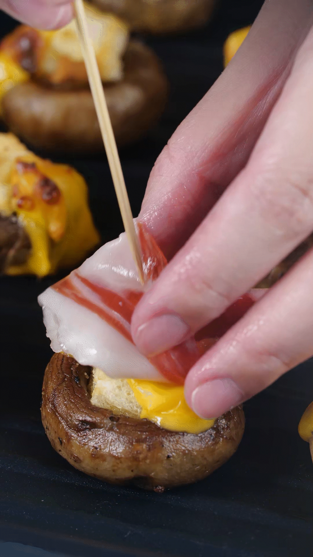 將火腿卷一卷，放在最頂部，插上竹簽