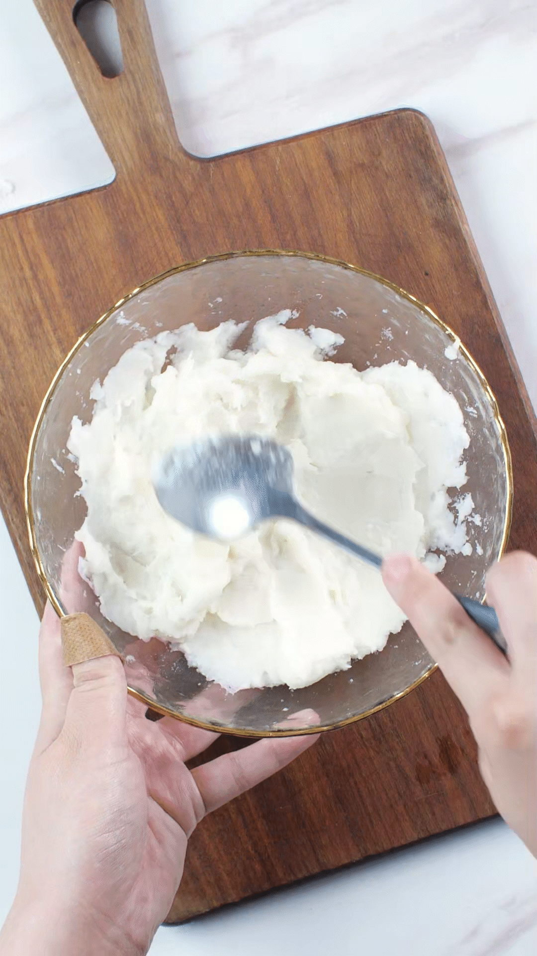 山藥去皮蒸熟，用涂抹奶酪、海鹽、橄欖油調味