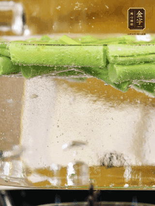 豆角切成段，加油焯水1分鐘