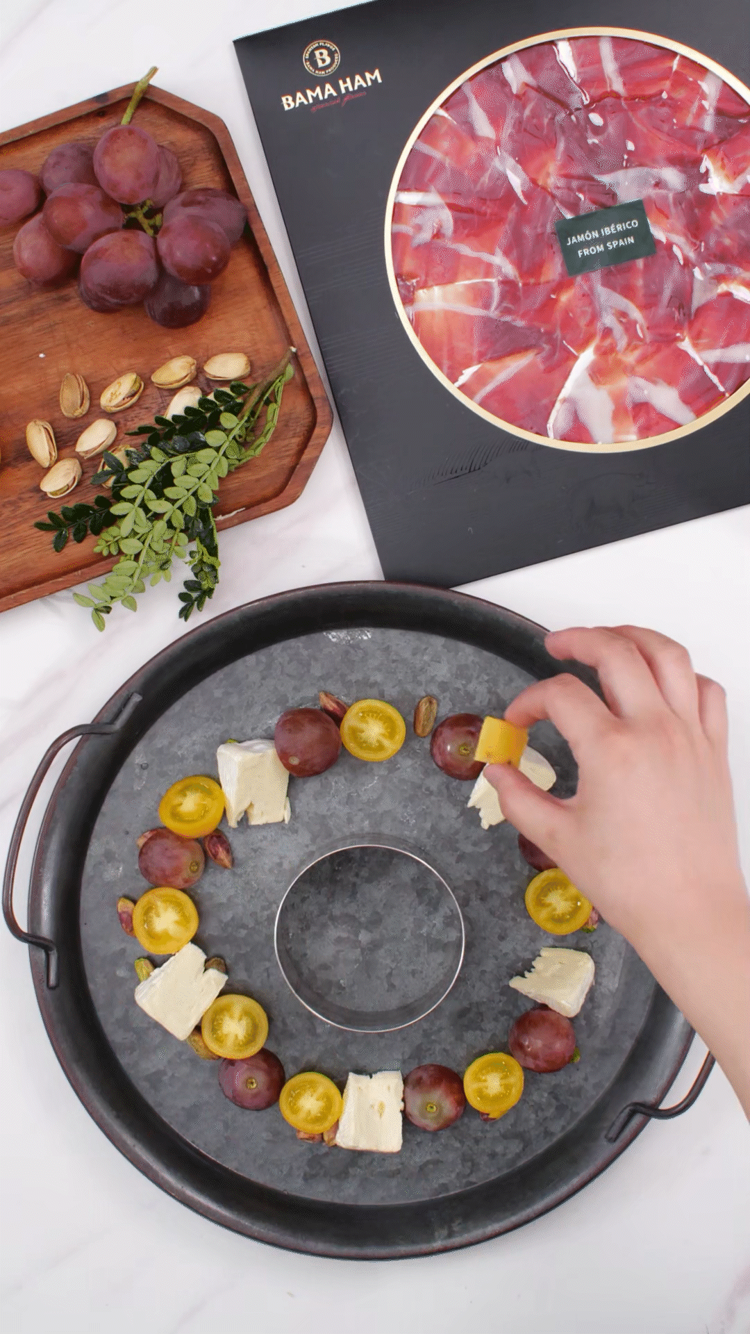 準備一個大盤子，中間放上模具（或是一個空碗）預留空位，沿著磨具把食材擺盤成花環(huán)裝