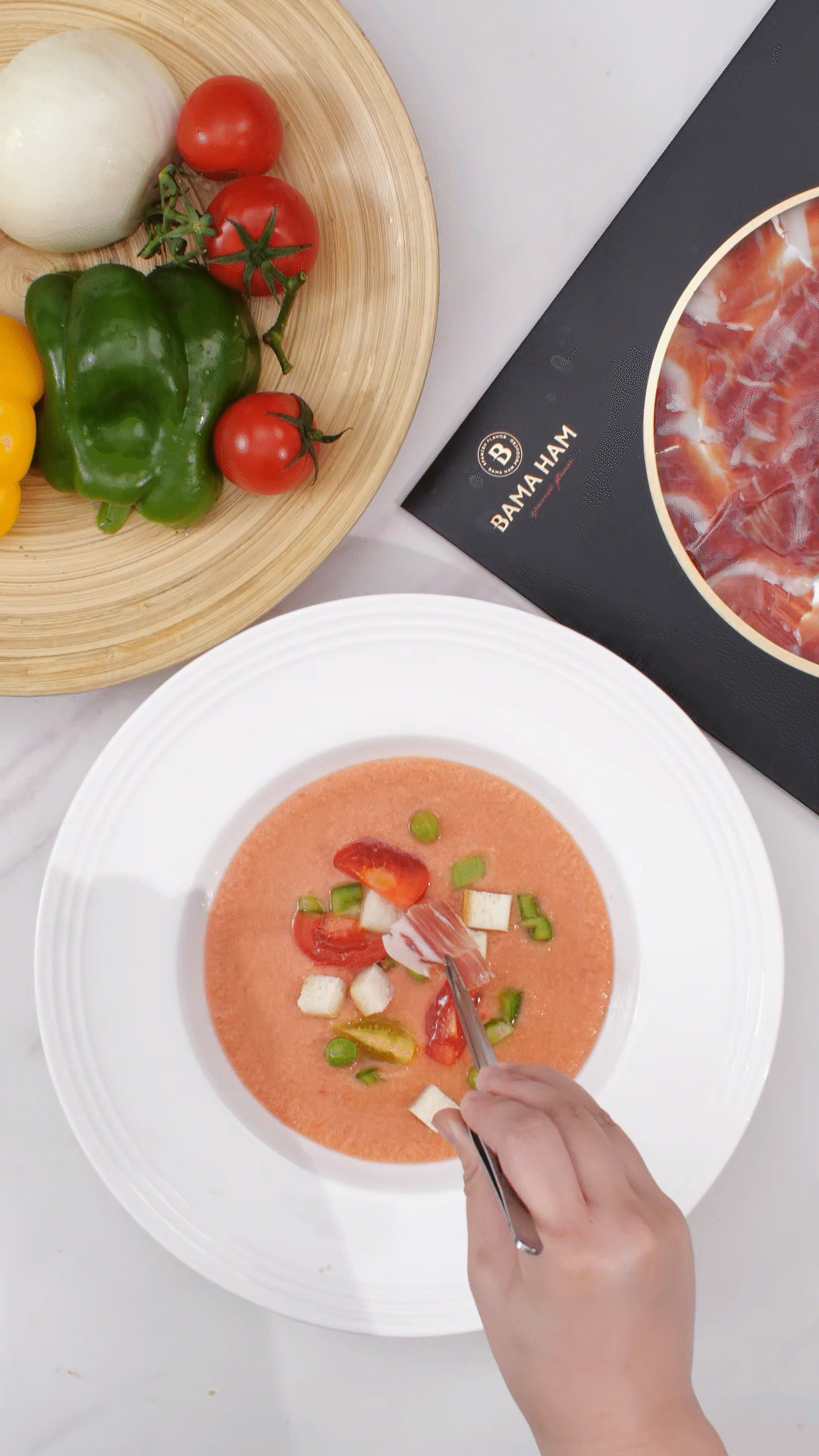 擺盤時，加入青豆，面包丁，黃瓜丁，烤面包丁，番茄丁