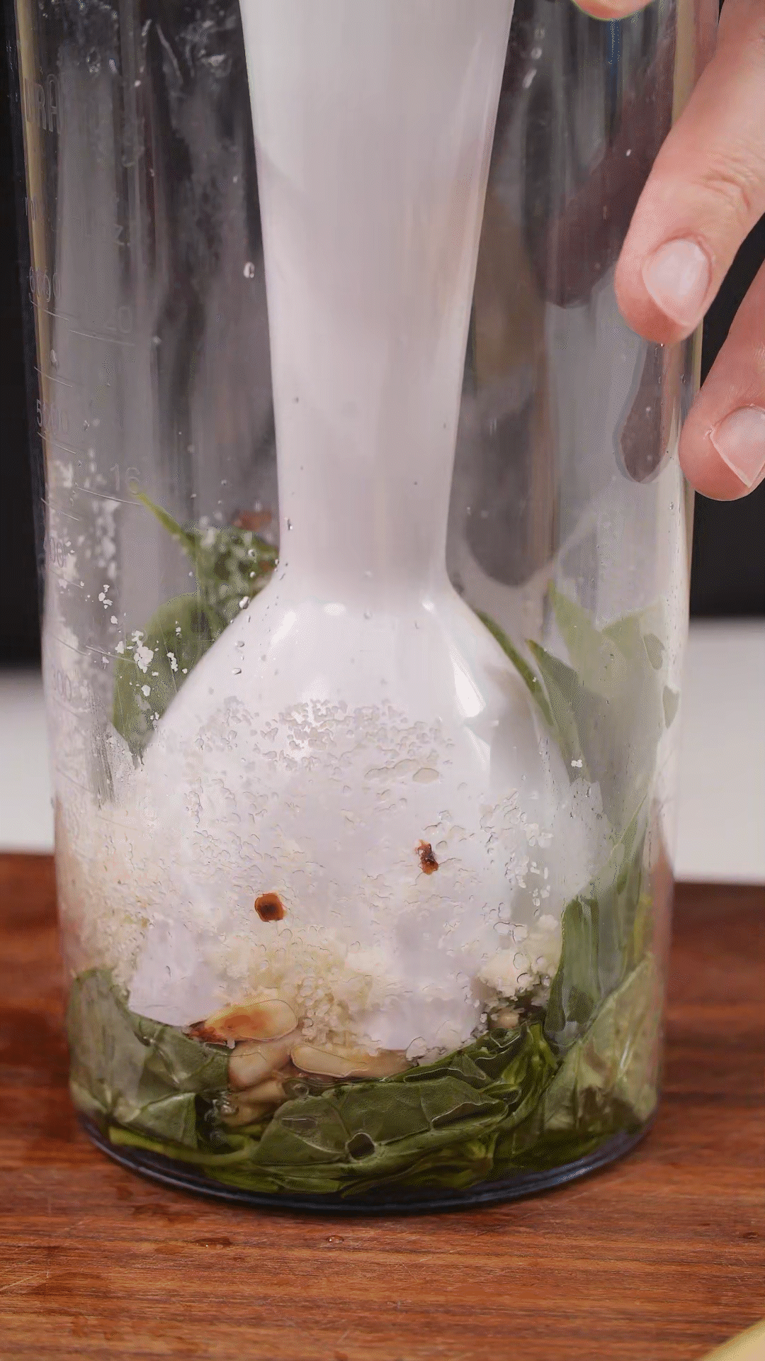 加入松子、現磨芝士碎、大蒜、鹽和檸檬汁、橄欖油，用手持料理機攪打細膩均勻
