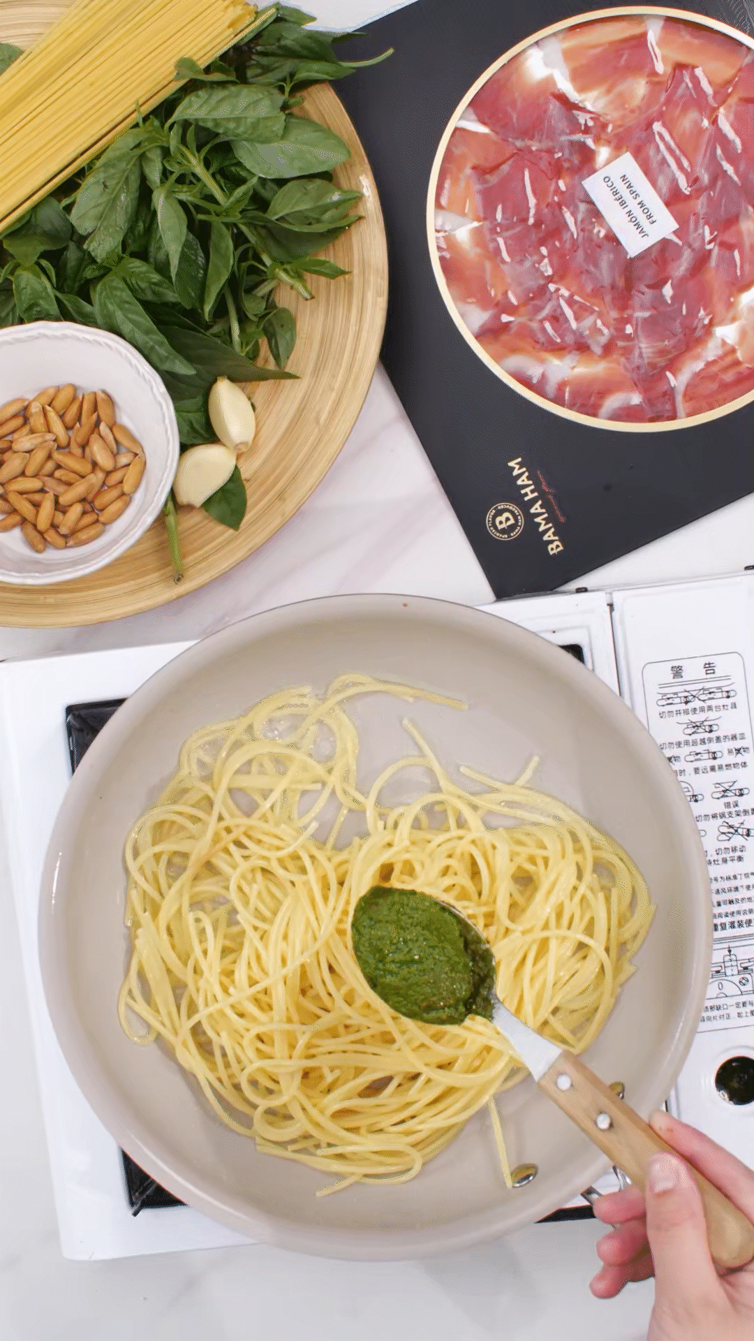 鍋中加入橄欖油，放入意面和青醬攪拌均勻裝盤
