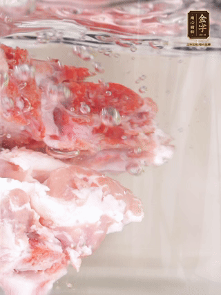 豬骨冷水下鍋，加蔥姜、料酒焯水4分鐘。