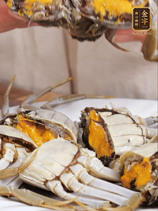 大閘蟹處理干凈，一切兩半。