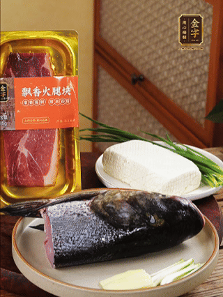 花鰱魚頭處理干凈（刮黑膜、除貼骨血、拔魚牙、剪魚鰭、刮凈魚肉表面雜質(zhì)），從中間劈開成兩半，擦干水分