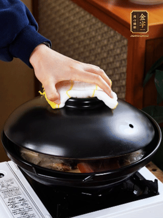 大火燒開，大火煮10~15分鐘。放入切好的豆腐，再煮5分鐘