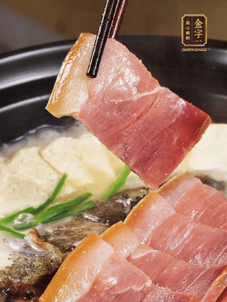 加入一丟丟鹽，撒點胡椒粉，蔥段點綴