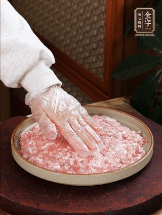 依次鋪肉末，碼入雞蛋豆腐，再鋪上金字香腸。