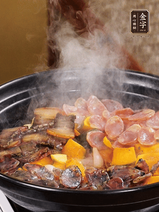 關(guān)火鋪上土香腸、梅干菜香腸、醬肉，加生抽、清水、黑胡椒粉調(diào)成的料汁，中火焗5分鐘