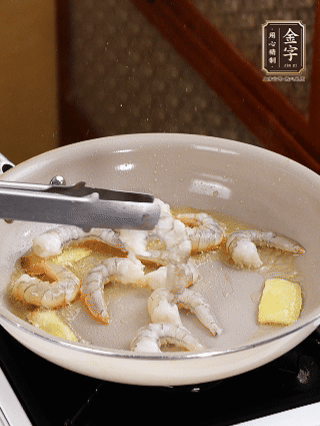 秘制煲仔飯醬油：2勺蒸魚豉油、半小勺糖、1大勺清水?dāng)嚢杈鶆蛑?分鐘