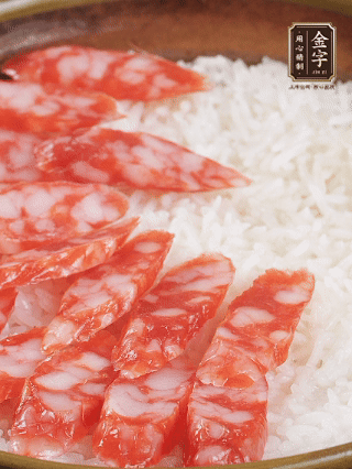 砂鍋加入半勺豬油、半勺花生油抹勻，倒入絲苗米，加水沒過大米一指高，蓋蓋大火煮至水分微干