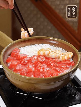 開蓋戳幾個(gè)洞均勻受熱，鋪臘腸、蝦仁，蓋蓋小火煮5分